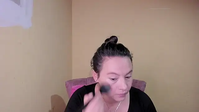 Snapshot of lauraguzman chatting on July 15, 2026, 2:50 am lauraguzman online show from July 15, 2026, 2:50 am