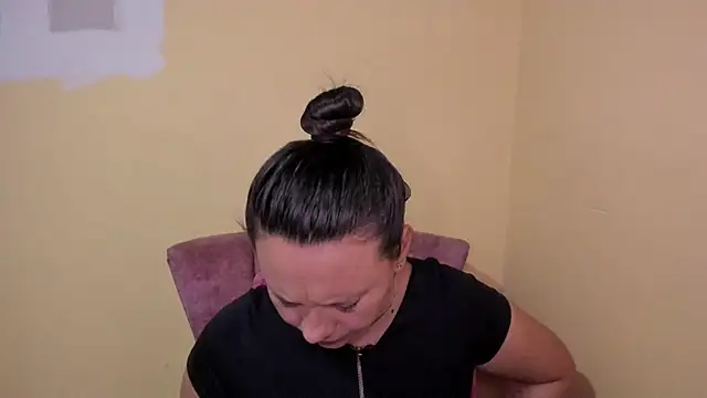 Snapshot of lauraguzman chatting on July 17, 2026, 3:24 am lauraguzman online show from July 17, 2026, 3:24 am