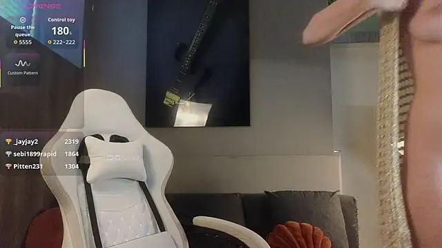 AyreenMoore online show from April 28, 2026, 12:54 pm