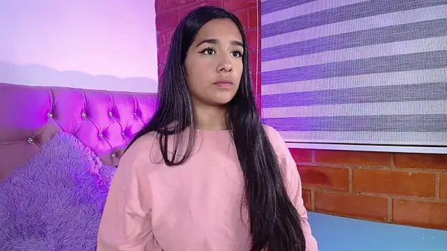 Snapshot of Maeena chatting on December 11, 2024, 11:21 pm Maeena online show from December 11, 2024, 11:21 pm