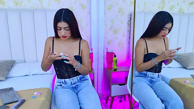 Mia-Monroe online show from October 6, 2025, 7:44 pm