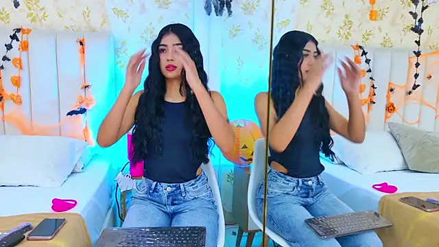 Mia-Monroe online show from November 1, 2025, 7:49 pm