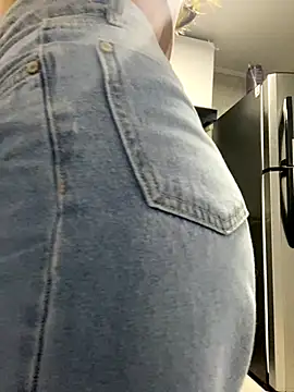 Snapshot of AbyThompson chatting on October 21, 2025, 11:22 am AbyThompson online show from October 21, 2025, 11:22 am