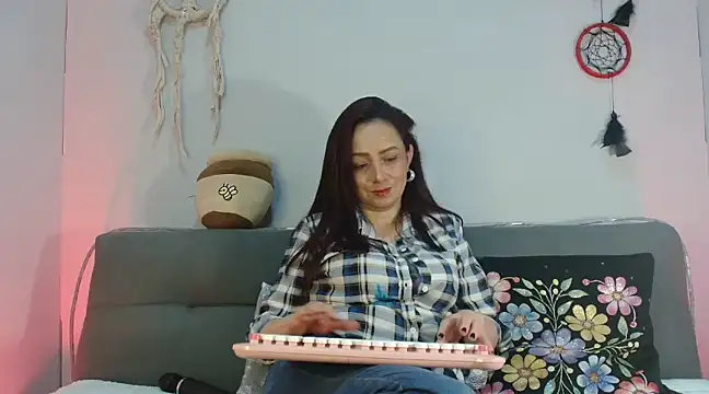 catalinamommyx online show from February 24, 2025, 12:41 am