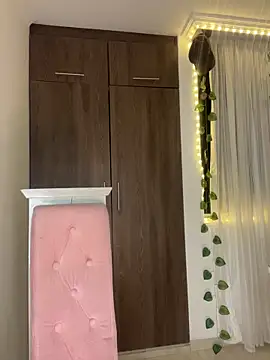 lina pink online show from February 3, 2026, 4:21 am