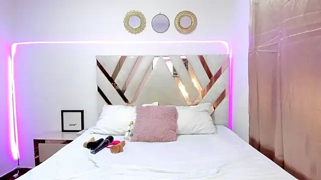 KriisvanyLeroy online show from April 5, 2026, 3:04 am