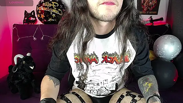 Snapshot of blckwolf_6 chatting on December 17, 2024, 10:11 pm blckwolf 6 online show from December 17, 2024, 10:11 pm