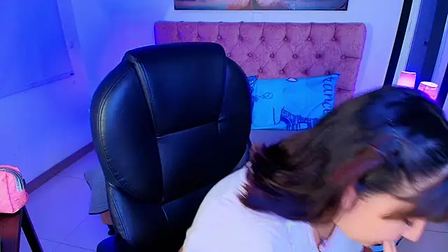 Snapshot of Emma_monserrat chatting on November 21, 2025, 8:29 pm Emma monserrat online show from November 21, 2025, 8:29 pm