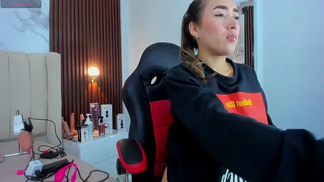 CAMILAGRAY online show from April 14, 2026, 12:55 pm