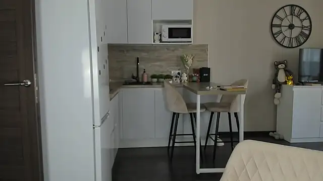 nilliluv online show from April 19, 2026, 1:10 pm