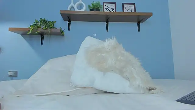 annawelk  online show from October 17, 2025, 12:41 pm