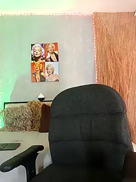 nahiarapalmer19 online show from April 29, 2026, 3:38 pm