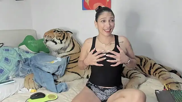 Snapshot of micaelajones chatting on March 7, 2025, 8:55 pm micaelajones online show from March 7, 2025, 8:55 pm