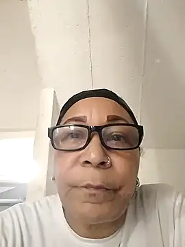 CafeCaliente69 online show from February 25, 2025, 5:04 pm