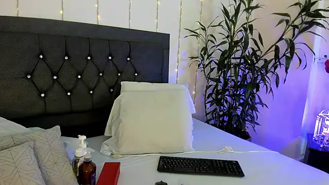 ebony hot1 online show from December 10, 2024, 2:06 pm