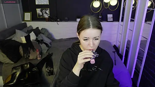 Lily Moonlight online show from March 6, 2025, 7:47 am