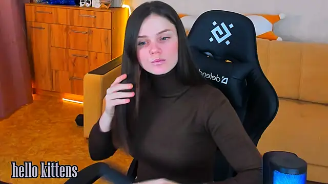 Lora Cain online show from December 16, 2024, 3:11 pm