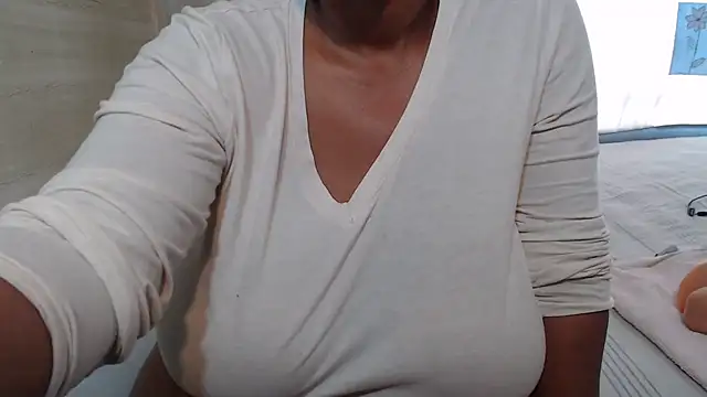 Snapshot of FlavoredNia chatting on March 4, 2025, 8:13 am FlavoredNia online show from March 4, 2025, 8:13 am