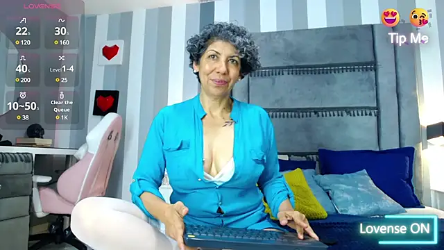 Julianewell online show from February 3, 2025, 3:49 pm