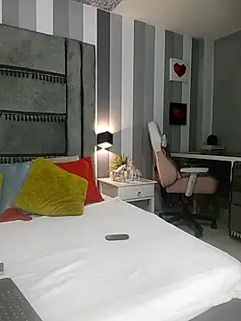 Julianewell online show from November 11, 2025, 12:38 pm