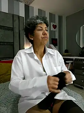 Julianewell online show from November 24, 2025, 12:38 pm