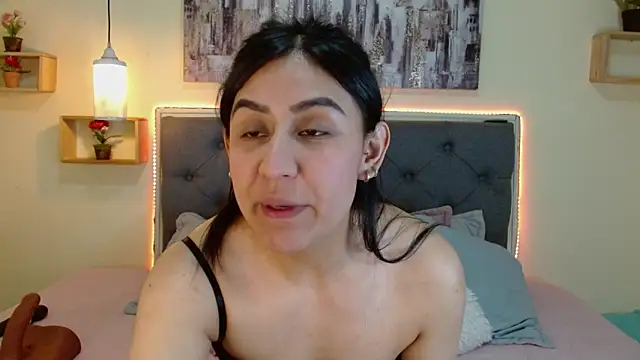 mia aira online show from December 18, 2025, 3:51 pm