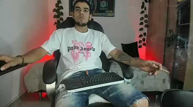 Snapshot of mikee_scooth chatting on February 15, 2025, 4:36 am mikee scooth online show from February 15, 2025, 4:36 am