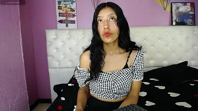 Snapshot of karolinee_66_ chatting on December 7, 2024, 5:04 am karolinee 66 online show from December 7, 2024, 5:04 am