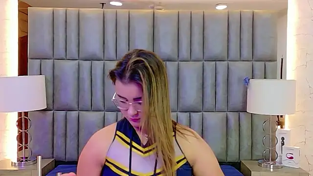 Snapshot of ZoehRoux chatting on December 1, 2025, 4:17 am ZoehRoux online show from December 1, 2025, 4:17 am