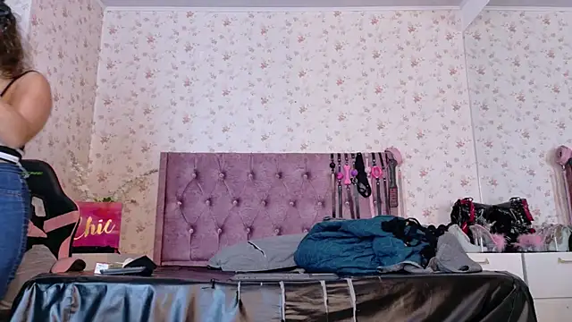 Snapshot of AvrillThomas chatting on November 17, 2025, 3:51 pm AvrillThomas online show from November 17, 2025, 3:51 pm