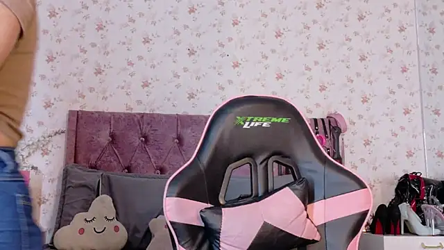 Snapshot of AvrillThomas chatting on November 18, 2025, 5:39 pm AvrillThomas online show from November 18, 2025, 5:39 pm