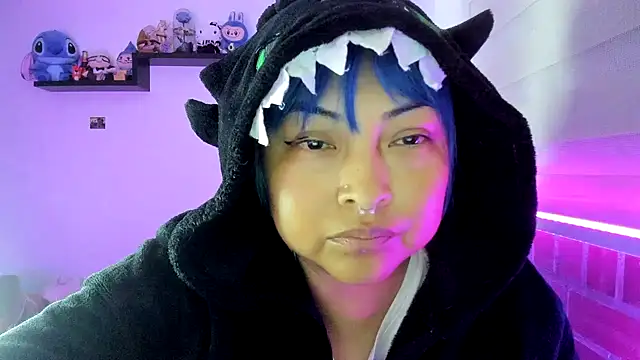 Shaddycute  online show from November 19, 2025, 5:07 am