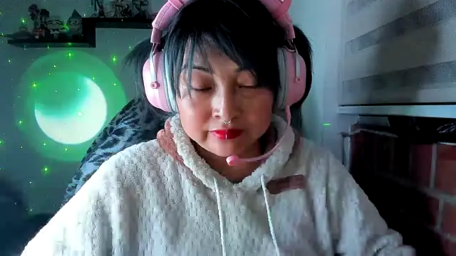 Shaddycute  online show from May 18, 2026, 3:02 am