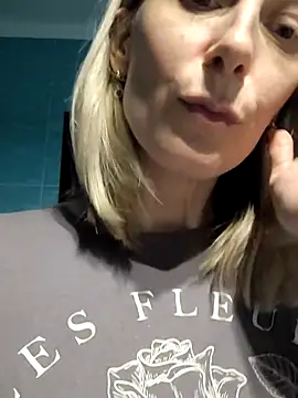 AvelinaLeoni online show from November 19, 2025, 7:25 pm