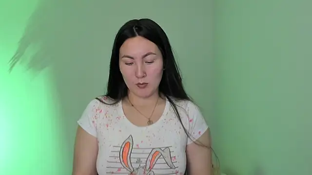 Elle Lee  online show from February 27, 2025, 4:32 pm