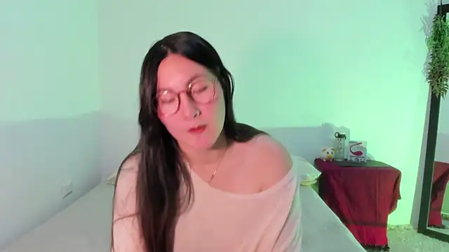 Elle Lee  online show from March 9, 2025, 3:05 pm