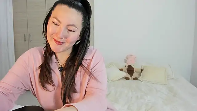 Elle Lee  online show from September 15, 2025, 2:17 pm