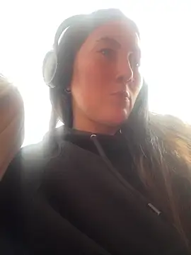 Elle Lee  online show from October 2, 2025, 4:47 pm