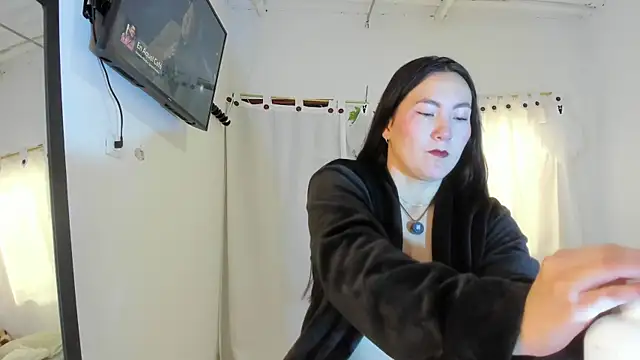 Elle Lee  online show from October 7, 2025, 2:47 pm