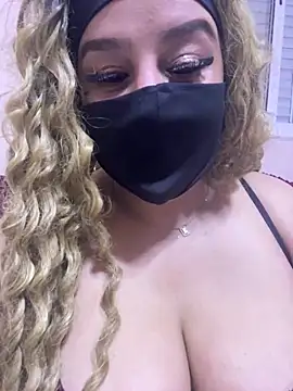 Snapshot of mari_layali chatting on December 18, 2024, 1:37 am mari layali online show from December 18, 2024, 1:37 am