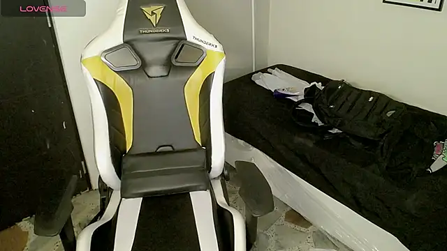 Snapshot of bby_santi chatting on October 3, 2025, 11:02 pm bby santi online show from October 3, 2025, 11:02 pm