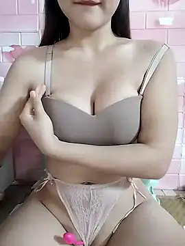 Snapshot of Henie_x chatting on December 13, 2024, 3:16 am Henie x online show from December 13, 2024, 3:16 am