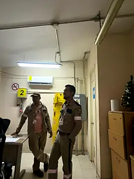 Snapshot of EnriquePersian197 chatting on December 3, 2025, 12:18 am EnriquePersian197 online show from December 3, 2025, 12:18 am