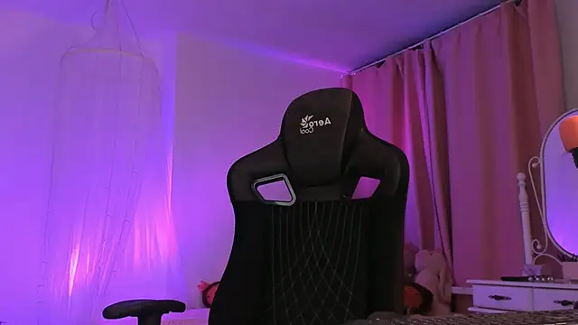 AliceSunday online show from October 4, 2025, 1:58 am