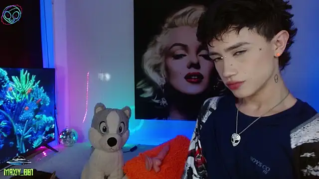 maxiy 001 online show from February 24, 2025, 6:38 am