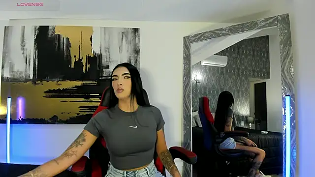 AriRobert  online show from November 6, 2025, 3:51 am