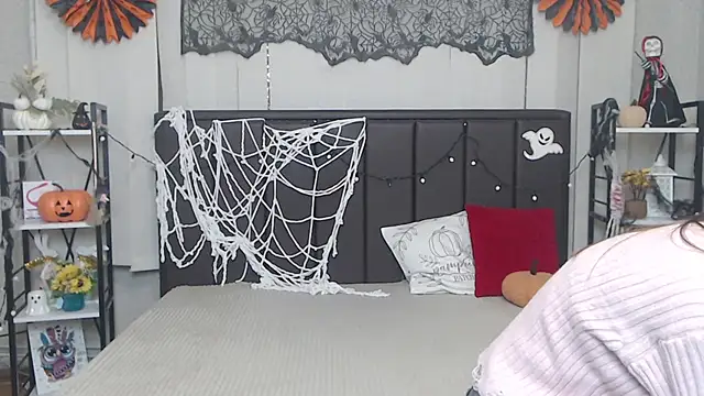 LauraHlot online show from November 1, 2025, 6:48 am