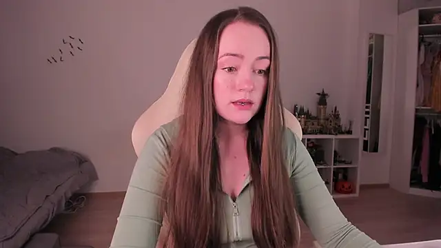 WalkingGirl online show from December 2, 2025, 4:57 pm