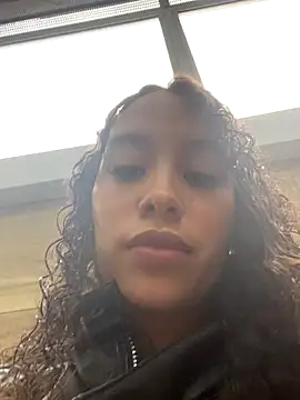 MarieLeon online show from December 17, 2025, 9:10 pm