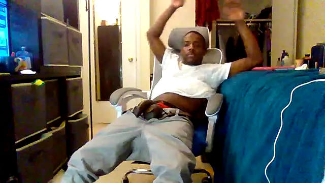 Snapshot of SirSubtrainer chatting on February 11, 2025, 4:01 am SirSubtrainer online show from February 11, 2025, 4:01 am